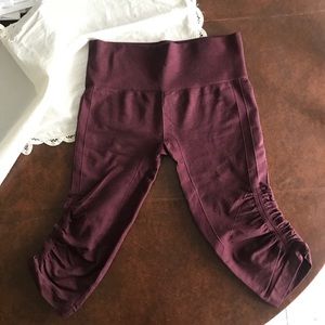 Lululemon size 8 burgundy seamless Capri